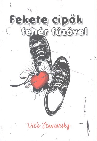 FEKETE CIPŐK FEHÉR FŰZŐVEL